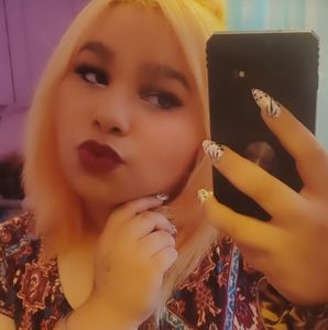 Meet your Posher, Mía